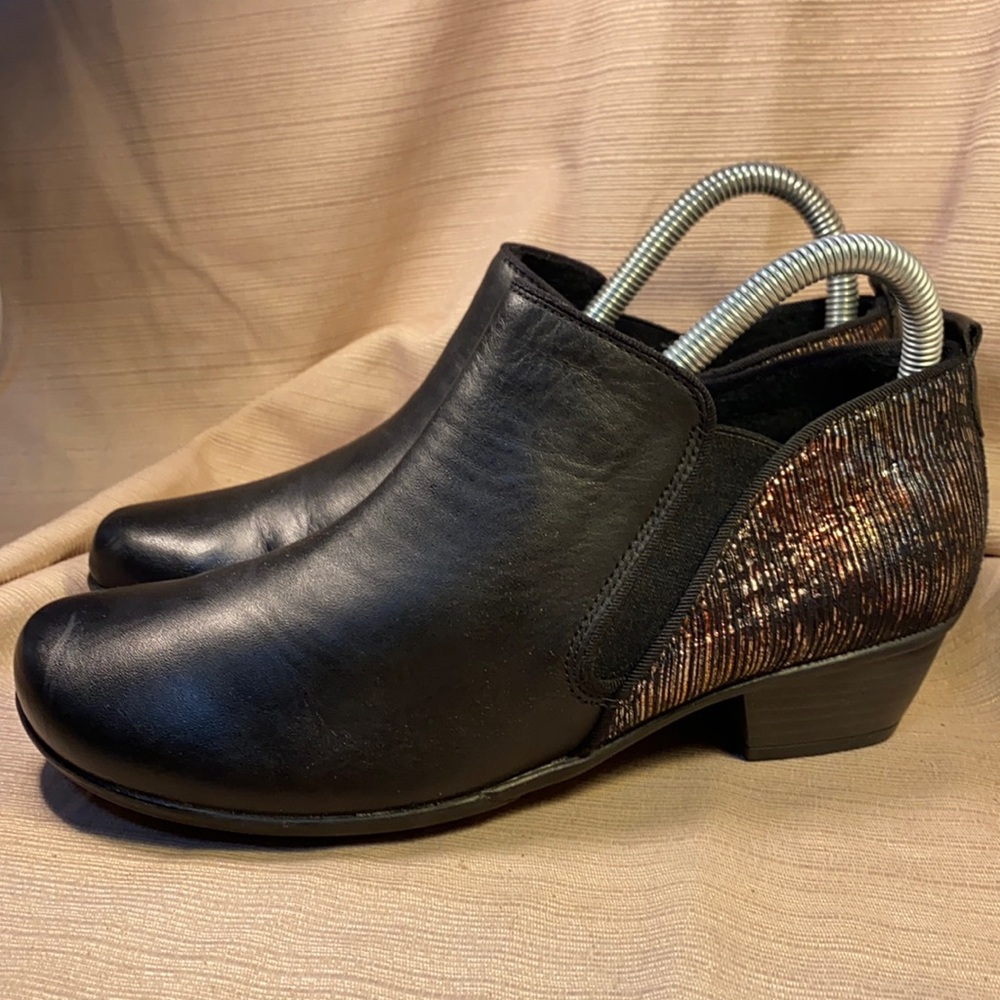 Remonte NWOT leather stocked heel ankle booties